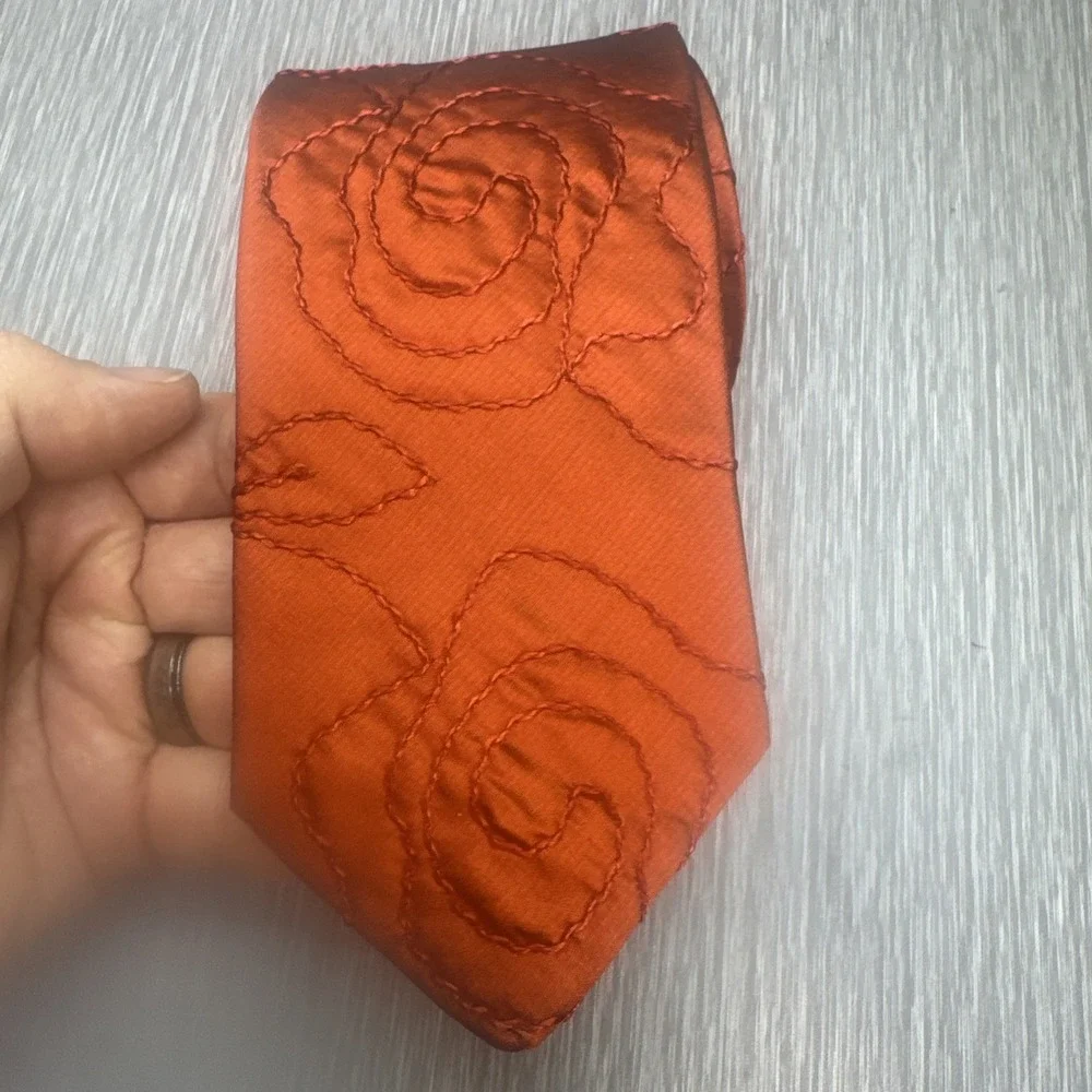 Hugo Boss Orange Tie Made in‎ Italy Silk Blend Embroidered Floral Pattern 3.25
